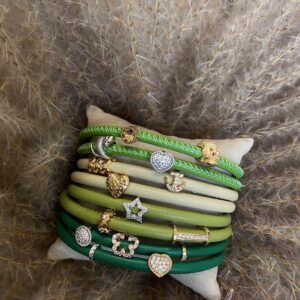 Usnjena zapestnica živahna zelena (zgornja na sliki)