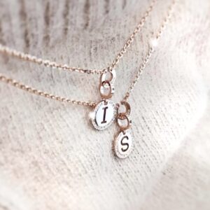 Obesek črka S v medaljončku - ⌀ 12 mm