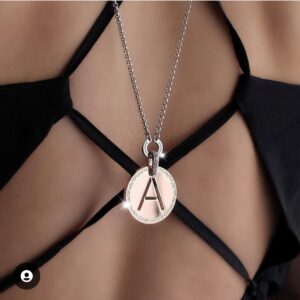 Obesek črka v medaljonu s cirkoni – ⌀ 26 mm