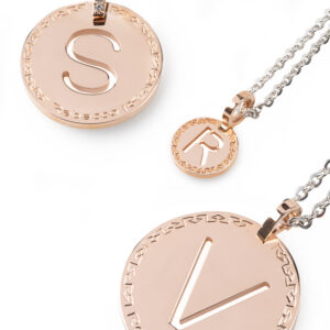 Obesek črka S v medaljonu s cirkoni – ⌀ 26 mm