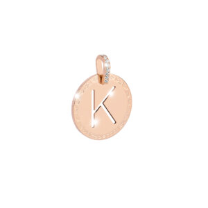 Obesek črka v medaljonu s cirkoni – ⌀ 26 mm