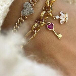 Obesek ključek z rdečim swar. kristalom v rumeni barvi