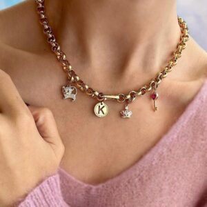 Obesek črka K v medaljončku rumen - ⌀ 12 mm