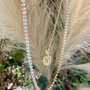 Obesek črka M v medaljončku rumen - ⌀ 12 mm