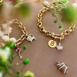 Obesek črka B v medaljončku rumen - ⌀ 12 mm