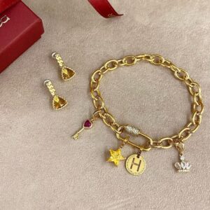 Obesek črka H v medaljončku rumen - ⌀ 12 mm