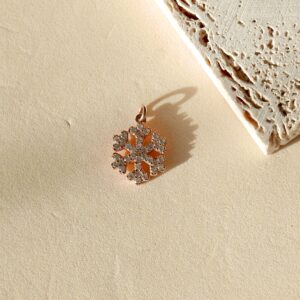 Obesek snežinka s cirkoni - rožnata