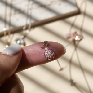 Obesek pikapolonica - rumena z barvnimi cirkoni