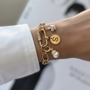 Obesek črka S v medaljončku rumen - ⌀ 12 mm