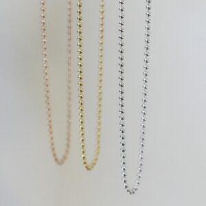 Sim Pop - kratka ogrlica z bunkicami v srebrni barvi - 40 cm