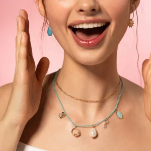 CHARMBAR emajlirana ogrlica - svetlo modra