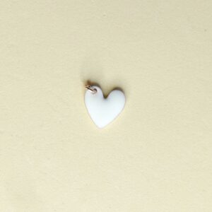 Obesek emajliran bel srček - rožnat