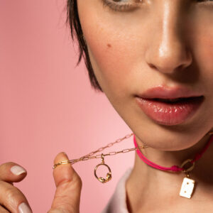 CHARM BAR obesek slušalke - rumene