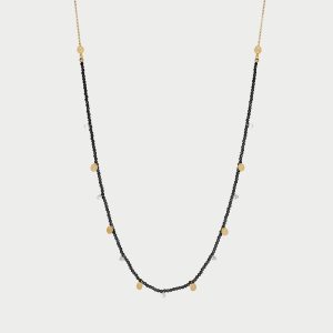 GIPSY CHIC – Dolga ogrlica s črnimi kamni in obeski - rumena