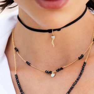 GIPSY CHIC – Kratka ogrlica s črnimi kamni in obeskom – rumena