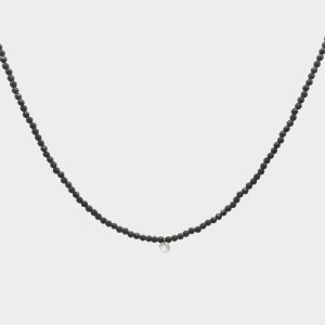 GIPSY CHIC – Kratka ogrlica s črnimi kamni in obeskom – rumena