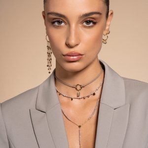 GIPSY CHIC – Kratka ogrlica z bež kamni in obeski - rumena