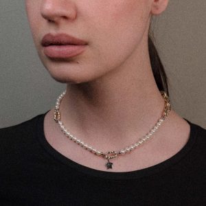 Diva - Kratka ogrlica z zlatimi brušenimi glidi in perlami - rumena