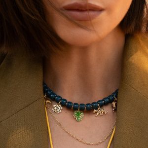 CHARM BAR kratka ogrlica Savana z modrimi bunkicami